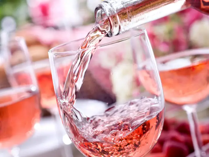 Rượu vang hồng là gì? Những điều bạn cần “nằm lòng” về Rosé Wine