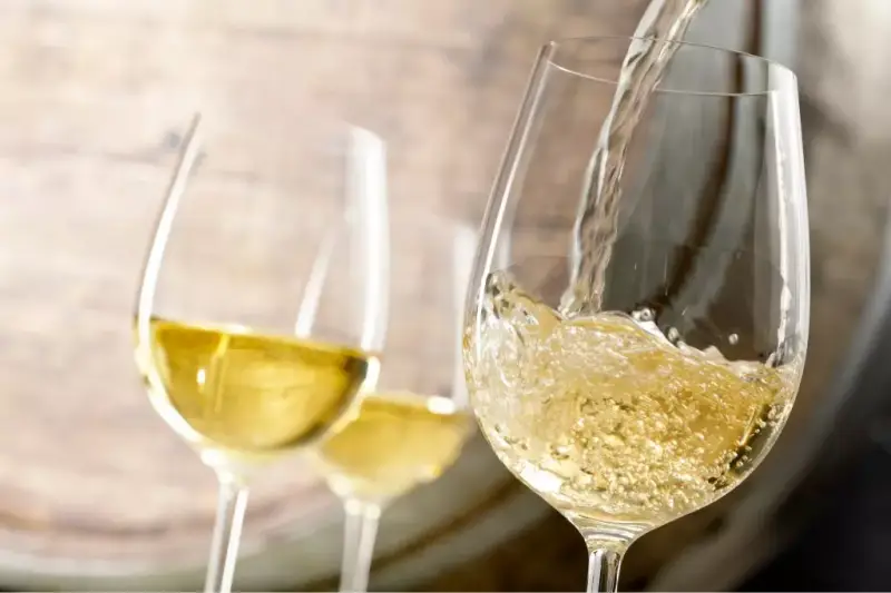 Sự khác nhau giữa ly rượu vang trắng và ly vang đỏ