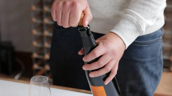 Cách mở rượu vang nổ như thế nào