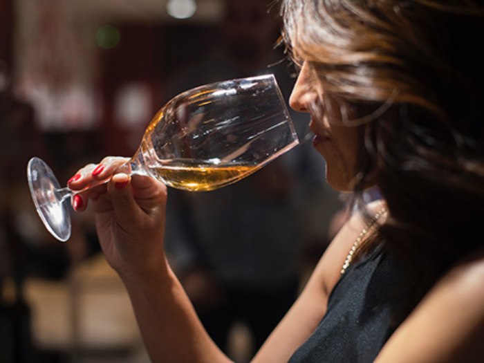 Giải đáp: Tại sao xoáy rượu vang làm cho hương vị rượu ngon hơn 