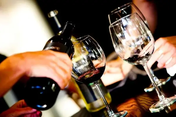 Ly uống rượu ảnh hưởng như thế nào đối với hương vị rượu vang?