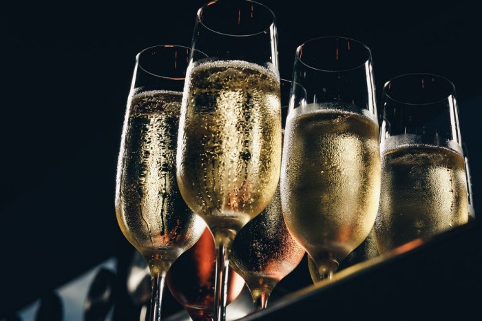 Tìm hiểu về rượu Champagne là gì?