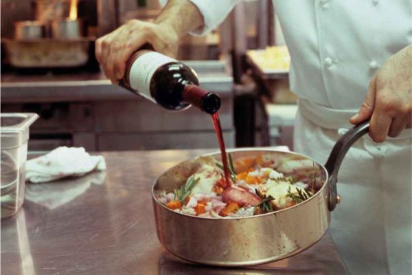 Bỏ túi cách sử dụng rượu vang trong nấu ăn của những đầu bếp hàng đầu