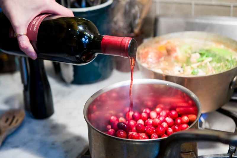 Rượu vang là một thành phần tuyệt vời dùng để om, hầm 