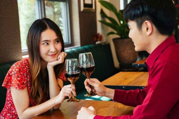 Khám phá sự khác biệt giữa nam và nữ khi dùng rượu vang 