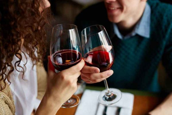 Tìm hiểu sự khác biệt giữa nam và nữ khi dùng rượu vang