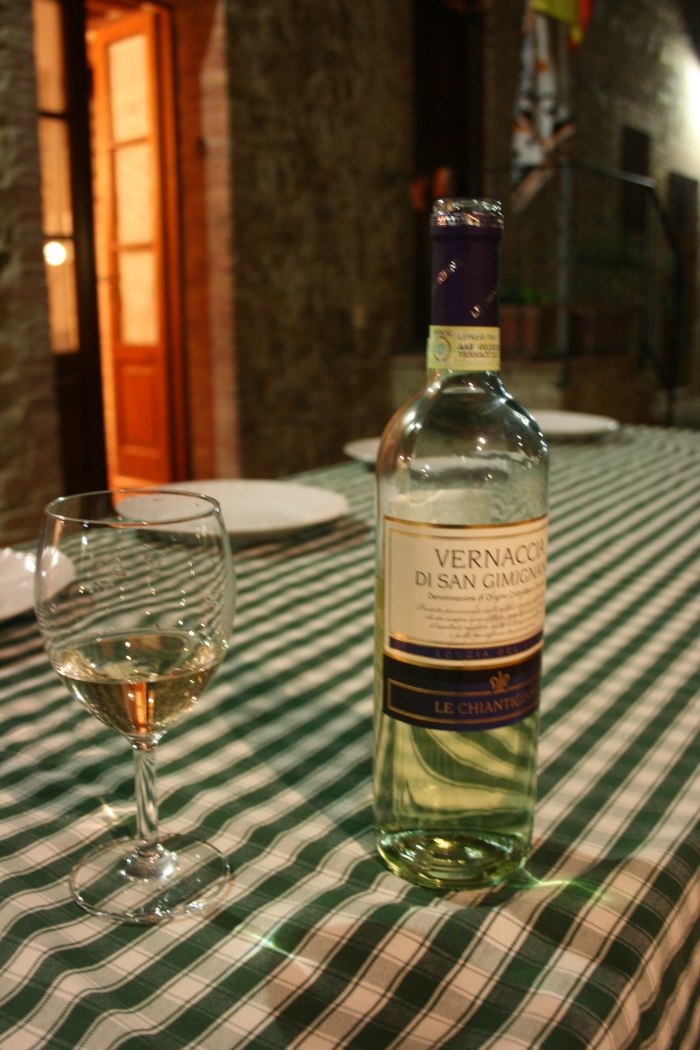 Tìm hiểu về rượu Vernaccia là gì? Những bật mí thú vị về rượu vang Vernaccia 