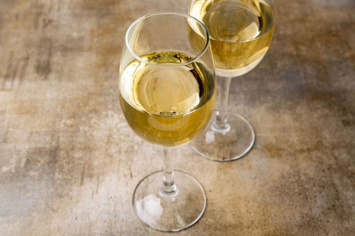 Tìm hiểu về rượu Vernaccia là gì? Những bật mí thú vị về rượu vang Vernaccia 
