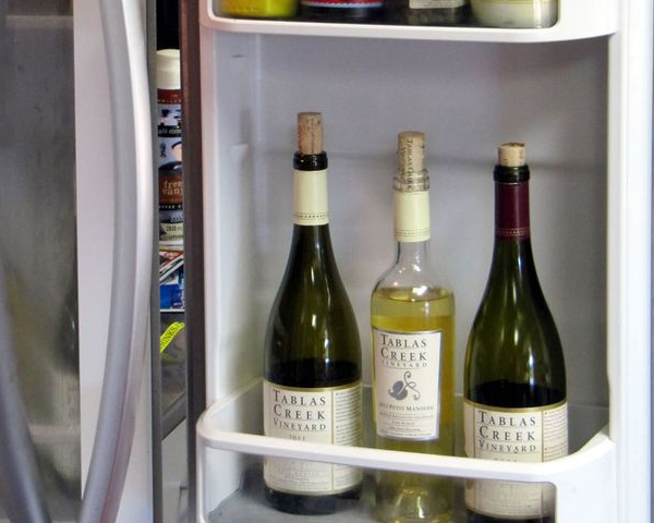 Bảo quản chai đã mở bằng cách đặt thẳng đứng trong tủ lạnh 