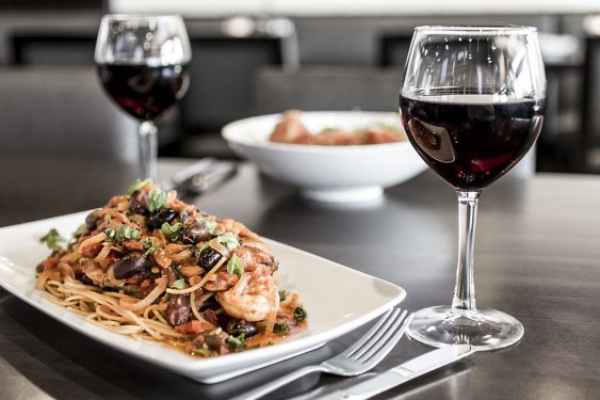 Rượu vang và mỳ ống - Sự kết hợp hoàn hảo đậm chất Ý