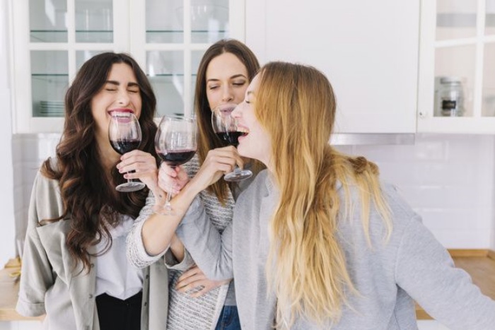 Tại sao uống rượu vang sẽ làm cho bạn hạnh phúc hơn