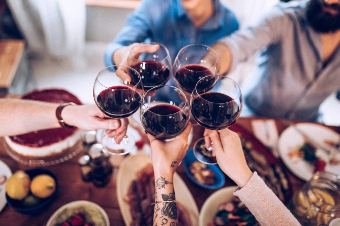 7 mẹo uống rượu vang đúng cách bảo vệ sức khỏe 
