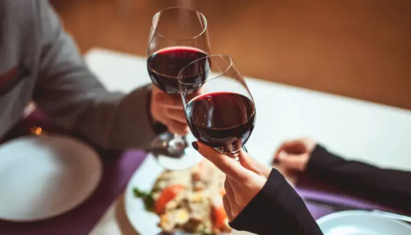 Rượu vang dễ dàng kết hợp với thức ăn tạo ra cặp đôi hoàn hảo khiến nữa tối Valentine thật trọn vẹn