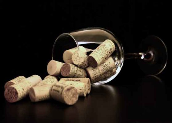 Nút chai rượu vang là gì? Tầm quan trọng của nó